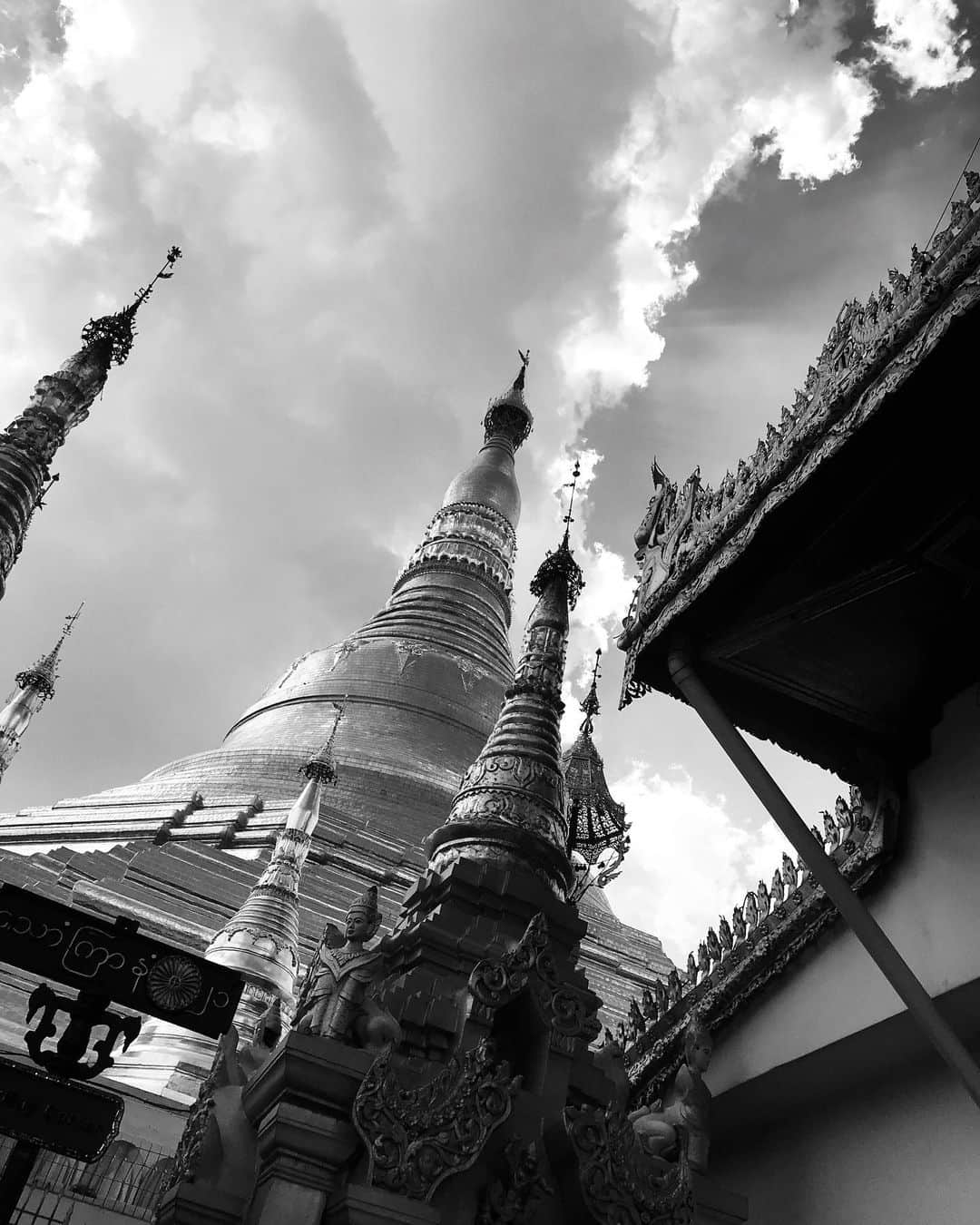D[di:]さんのインスタグラム写真 - (D[di:]Instagram)「バンコクから、ヤンゴンへ﻿ ﻿ カックー遺跡を見るために、お次はミャンマー🇲🇲入り。﻿ トランジットのヤンゴンで7時間も待ち時間があったので、空港から出てシュエダゴン・パゴダというミャンマーで2番めにでかい(なんと高さ105メートル‼️の仏塔)を﻿ 観に(この時私は、やたらとでかい荷物を持ってきたことをむちゃくちゃ後悔した)﻿ ﻿ ミャンマーの人にとって、とにかくむちゃくちゃ神聖な場所である、シュエダゴンパゴダ。巨大なパゴダを中心に数々の仏教建築(とにかく金色)がたくさん‼️そして広大‼️たくさんのミャンマー人でごった返していました。﻿ ﻿ ところで、ミャンマーの人ってやたらと若者人口が多くて、しかも美男美女が、マジで多い‼️﻿ 笑顔も可愛いし、デートにパゴダ❤️みたいなカップルめちゃくちゃ多いし…健全すぎてユートピアかと思いましたわ﻿ ﻿ 写真じゃ、マジでか！っぶりが伝わらないんじゃないか…こんな大きな建物は、豊島美術館での衝撃に近い。﻿ ﻿ 3.自分の生まれ曜日のお釈迦様にお水をかける祈り。わたしもやってみました。﻿ ﻿ 6.柱などの細工がいちいちすごい﻿ ﻿ 7.ミャンマーは雲までも荘厳…ため息しかでなかった﻿ ﻿ 9.さらに、シュエダゴンのあとは、どんな隙間にもマッサージな、うちら。てなわけで、シュエダゴン・パゴダからそう遠くない場所にマッサージ店があったので、Grabでタクシーを呼んで行ってみました。﻿ 店内少しカビくさいけど、音楽のチョイス、足洗い桶に花びら散らしていたり、店内絶妙にうすぐらく、ウデもなかなか。太ももまで、フットマッサージしてくれてなかなか良かったです﻿ ﻿ 10.ちなみに、バンコクをでる夜中、なんと我々の泊まっていたホテルの前のとおりで、マラソン大会やってました。お囃子がだいぶ派手で凄かった@am3:00﻿ ﻿ #ミャンマー　#シュエダゴンパゴダ﻿ #女子旅　#ヤンゴン　#ShwedagonPagoda﻿ #yangon #Myanmar」11月19日 0時38分 - deeth