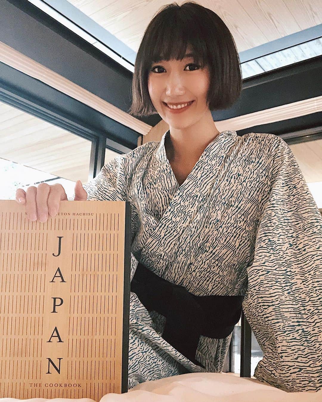 花井瑠美のインスタグラム：「内巻きビートルズは危険だから 外ハネしてみたらコケシさん。笑  しかしコケシカットが生かされる時が来た！！ 浴衣だ😍笑  久々の京都でバタバタだったけど、やっぱり歴史ある日本の情緒を感じれる場所で好きだな。  #京都#こけし#浴衣女子 #parkhyatt#kyoto#japan #luxuryhotel #日本旅行#日本シリーズ#🇯🇵」