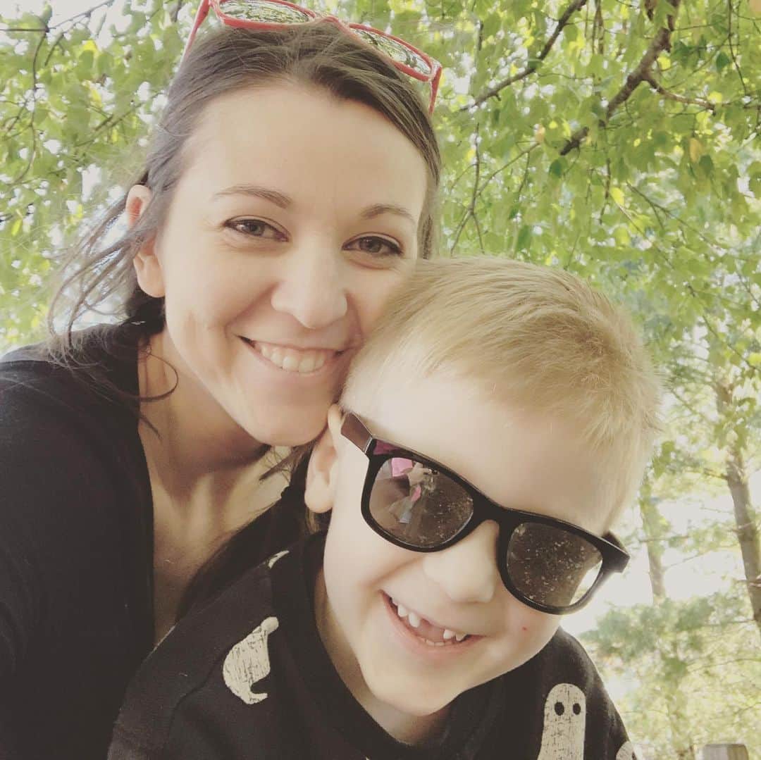 ブラッド・グザンさんのインスタグラム写真 - (ブラッド・グザンInstagram)「Happy birthday to our beautiful Disney loving, very crafty, baby carrying mommy who does it all! We love you so much!」11月19日 0時43分 - bguzan