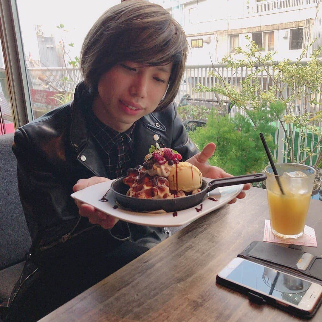 小笹大輔さんのインスタグラム写真 - (小笹大輔Instagram)「#水でワッフル食おうとすな #タツとデートなうに使っていいよ #スーパーギタリスト会 #スーパーバカリスト会 #ホスト #歌舞伎町 #これで読書家なの性癖に刺さる #読書メーター相互フォローの仲 #タツ誕生日おめでとう #忘れてないよ #sunsetbayleather @sunsetbay_leather  #anemoscope @anemoscope.jp」11月19日 0時53分 - daisuke_higedan