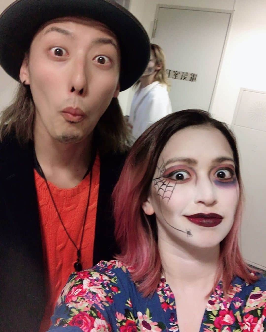 のインスタグラム：「和也ご来城🧛‍♀️ そして何故かヴァンパイアに噛み付こうとするヴァンパイア🧛‍♂️ 私もこのメイクならいつかトートダンサーになれるかな🕺  来年が楽しみですね〜  #鈴木凌平 #楢木和也 #ダンスオブヴァンパイア #TDV #TanzDerVampire #トートダンサー #dancers #musical #theatre #tokyo #japan」