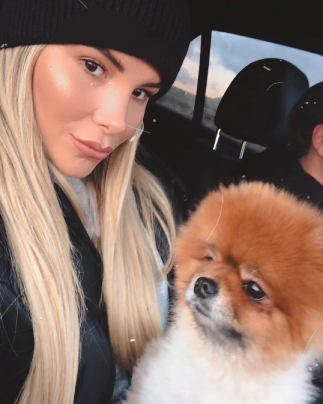 のインスタグラム：「Car selfies with @monkey.the.pom  Vintage filter & good lighting =photoshoot🙊  I love that I have confidence to not always wear lashes now my lashes are becoming strong thanks to my @bygeorgia_k last serum 🙏」