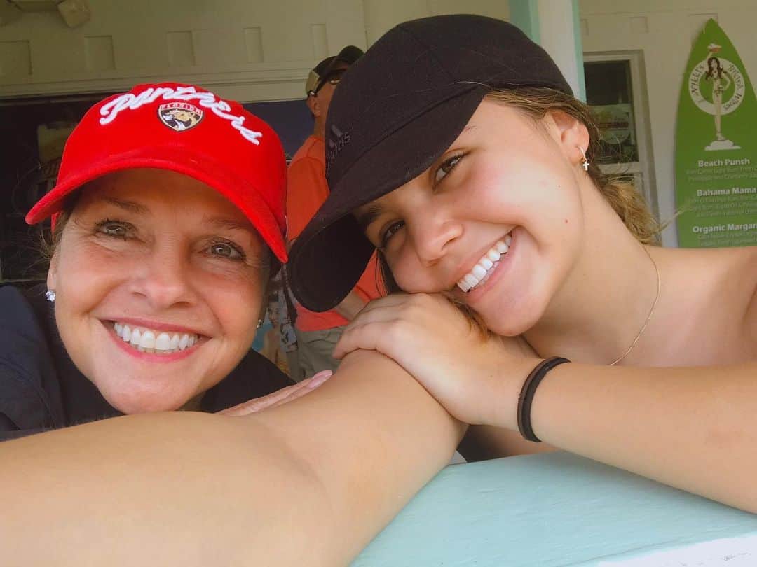 ベイリー・マディソンのインスタグラム：「Hi momma! Today is your birthday and I’m currently in a hotel room in Vancouver, in fact I’m actually at the hotel that you and I have spent countless times at.. being here right now and also having today be your birthday has me thinking about so many of our adventures. We’ve traveled everywhere together, we’ve experienced everything together, you’ve been there by my side for my highest of highs and the lowest of lows and you were always always down for whatever new adventure that was thrown my way letting me know that you would always be there to lift me up and guide me. From snow storms, to beaches, to warming tents, to trips to the White House (which btw this pic of you outside the White House changing back into your converse is my favorite) to living in hotels, missing holidays and carrying Christmas tree’s up hotel stairways to everything in between: I’m forever always grateful to have you by my side as my mama through it all. Happiest of birthdays. Xxxxx」