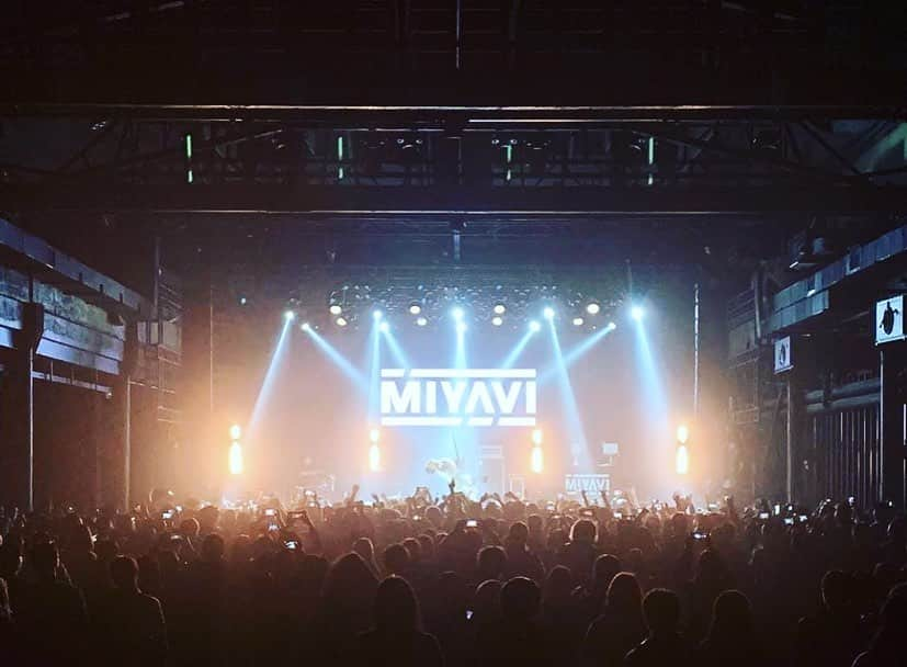 雅-MIYAVI-さんのインスタグラム写真 - (雅-MIYAVI-Instagram)「Having great times with the awesome audience on the ASIA leg on #NoSleepTillTokyo 😃 Tho many things have been happening in this world, music connects us. Even if it’s a tiny step, we’ll eventually get somewhere if we keep going I believe. 音楽は僕たちを繋げてくれる。谢谢大家你们的爱🌏音乐让我们相连 #Repost @miyavi_staff “NO SLEEP TILL TOKYO” World Tour 2019 ASIA 非常感謝🙏 Next Up Day 8 11.23 #Bangkok #Route66 Photo By: @janjanskins @ozozzzzz @李幸運 #MIYAVI  #NoSleepTillTokyo #NSTT」11月19日 11時53分 - miyavi_ishihara