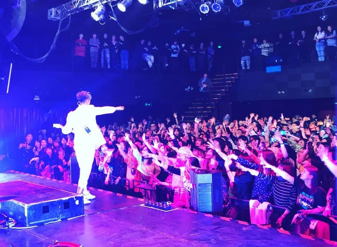 雅-MIYAVI-さんのインスタグラム写真 - (雅-MIYAVI-Instagram)「Having great times with the awesome audience on the ASIA leg on #NoSleepTillTokyo 😃 Tho many things have been happening in this world, music connects us. Even if it’s a tiny step, we’ll eventually get somewhere if we keep going I believe. 音楽は僕たちを繋げてくれる。谢谢大家你们的爱🌏音乐让我们相连 #Repost @miyavi_staff “NO SLEEP TILL TOKYO” World Tour 2019 ASIA 非常感謝🙏 Next Up Day 8 11.23 #Bangkok #Route66 Photo By: @janjanskins @ozozzzzz @李幸運 #MIYAVI  #NoSleepTillTokyo #NSTT」11月19日 11時53分 - miyavi_ishihara