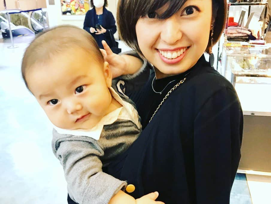 春花きららさんのインスタグラム写真 - (春花きららInstagram)「はま！しほ！ちゃーちゃん！！来てくれてありがとう❤︎ 青春を共にしたみんなと会うと一気にあの頃に戻れる！ 不思議だよなーー とにかく元気なみんなにパワーもらった！！ まなとくん、さらちゃんにも！！ 今日は鳳翔大さん、春花が店頭におります✨ 是非是非お越しください❤︎ #東京ルナレーン #アプローズジャパン #ポップアップショップ #日比谷シャンテ #鳳翔大　さん #貴千碧　さん #春花きらら  #宝塚OG #こだわりの逸品 #ファッション #佃煮」11月19日 10時20分 - maiko_kirara