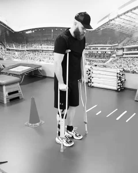 Showtekのインスタグラム：「THERE IS ONLY ONE WAY TO DO THIS. IT’S BY BELIEVING THAT I CAN F*CKING DO THIS. NO MATTER WHAT THE NEUROLOGIST TOLD ME, NO MATTER HOW INSANE THIS RECOVERY WILL BE. A FEW WEEKS AGO I HEARD BAD NEWS AFTER BAD NEWS AND MY WORLD GOT SUDDENLY REALLY SMALL. BUT NOTHING WILL GET ME SMALL OR WEAK, THIS WILL ONLY MAKE ME STRONGER. IT MIGHT TAKE ANOTHER 8 MONTHS FOR ME TO RECOVER FULLY AGAIN. I TRAIN 6 DAYS A WEEK, SOMETIMES UP TO 5 HOURS A DAY BUT IF THAT’S WHAT IT TAKES TO MAKE ME, ME AGAIN, I’LL DO IT! I GIVE 200% EVERYTIME I TRAIN, BUT THANKS TO @pimvanduin I MAKE IT 300%. WINNERS ONLY! THANKS BRO FOR THE HELP SO FAR, LETS GO!! STEP BY STEP👊🏼」