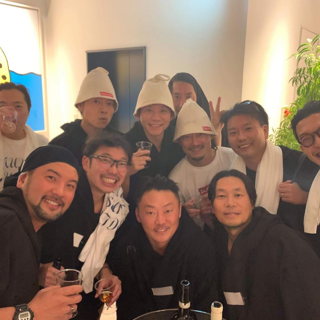 渡部建のインスタグラム：「「アーバン・サウナ・ラウンジ福岡」！ 大名のコワーキングビル「H Daimyo」主催のとんでもない街中のサウナイベントでした。 二つのテントサウナとゲキ冷えの水風呂をビルのペントハウスに作りDJをするサウナフロアと福岡の名店が料理を振る舞うレストランフロア！最高でした😆  #人生を変えるサウナ術 #発売記念イベント #本田直之 #松尾大 #ととのえ親方 #サウナ #サウナー #マグ万平」