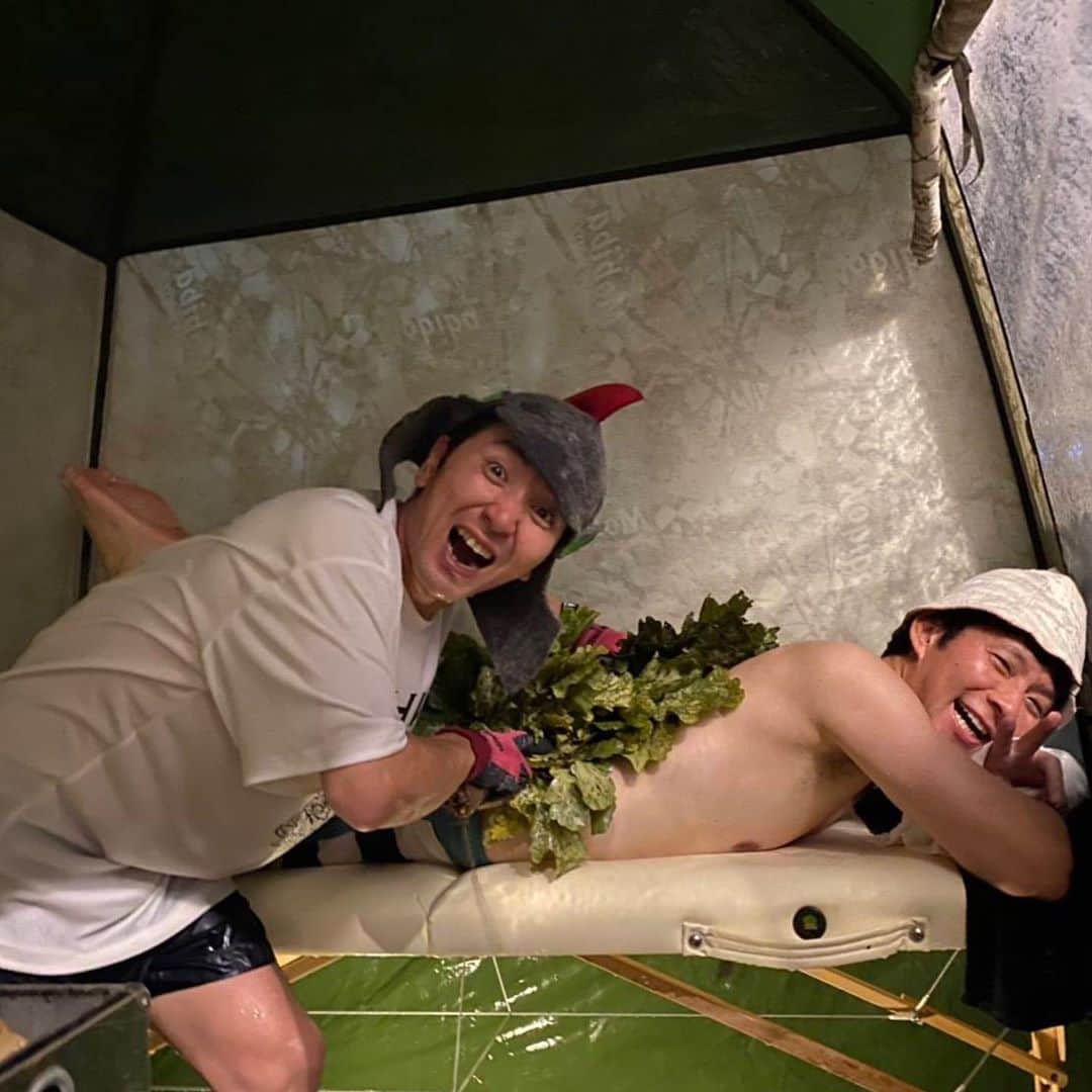 渡部建さんのインスタグラム写真 - (渡部建Instagram)「「アーバン・サウナ・ラウンジ福岡」！ 大名のコワーキングビル「H Daimyo」主催のとんでもない街中のサウナイベントでした。 二つのテントサウナとゲキ冷えの水風呂をビルのペントハウスに作りDJをするサウナフロアと福岡の名店が料理を振る舞うレストランフロア！最高でした😆  #人生を変えるサウナ術 #発売記念イベント #本田直之 #松尾大 #ととのえ親方 #サウナ #サウナー #マグ万平」11月19日 10時45分 - watabeken
