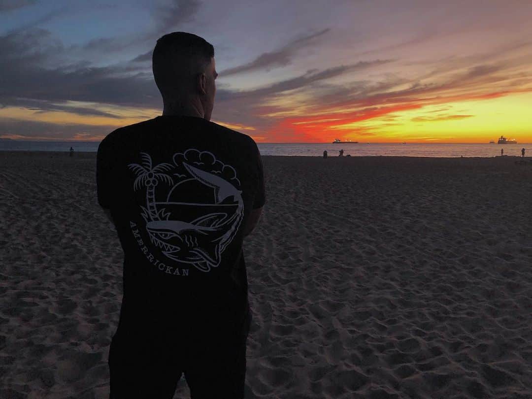 ザッキー・ヴェンジェンスのインスタグラム：「Jet set ✈️ to sunset 🌅 #sunset #california #manhattanbeach #beach  #musician #jetsetter #amerrickan #alltimelow #letsmakeadifference #ecofriendly」