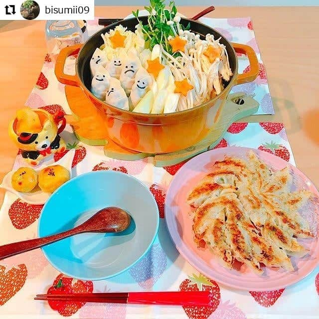 みまつ食品 餃子工房RON ひとくち餃子とキャベツサイダーのインスタグラム：「餃子工房ＲＯＮ　Instagram　餃子フォトコンテストにたくさんのご応募をいただきまして、誠にありがとうございました。⁣ 厳選な審査の結果、入賞作品が決定いたしましたので発表いたします。⁣ ⁣  1位は @bisumii09 様のお写真です！⁣ ＲＯＮからのコメント⁣  ちょうどハロウィンの季節でしたので、ハロウィンの食卓のご投稿が多かった中で、鍋の中の餃子の顔がとってもかわいい @bisumii09 様のご投稿が第１位です！！⁣ どうしてもカワイイ餃子に目がいってしまいます♪そして餃子鍋と焼き餃子で餃子づくし！⁣ 焼き餃子を楽しみながら鍋が出来るのを待つのもいいですね。⁣ かわいい餃子のご投稿、ありがとうございました。⁣ ⁣  #餃子工房ロン #第２回餃子フォトコン #前橋餃子 #ロン餃子 #餃子工房RON #みまつ食品 #餃子 #焼き餃子 #餃子好き #餃子女　#餃子部 #餃子大好き #餃子にビール #ビール #おつまみ #おうちごはん #餃子屋 #デリスタグラム #料理好きと繋がりたい #料理 #料理写真 #料理好き #写真コンテスト #フォトコンテスト #賞品 #餃子一年分 #プレゼント #投稿 #応募⁣ ⁣ ━・・━・・━・・━・・━・・━・・━⁣ #Repost @bisumii09⁣ ━・・━・・━・・━・・━・・━・・━⁣ ⁣ ＊今日の夜ご飯＊⁣ ◎創味シャンタンで餃子鍋⁣ ◎焼き餃子⁣ ◎スイートポテト⁣ ◎柿⁣ ・⁣ ハッピーハロウィーン👻🎃💕⁣ 久々に食べたくなった餃子は、ニラとにんにくたっぷりに🥟❣️(明日休みで良かった←)⁣ そしてずっと作りたかった餃子鍋をしました☺️⁣ ハロウィンだからおばけにしたよ👻(もちろん追い餃子しましたｗ)⁣」