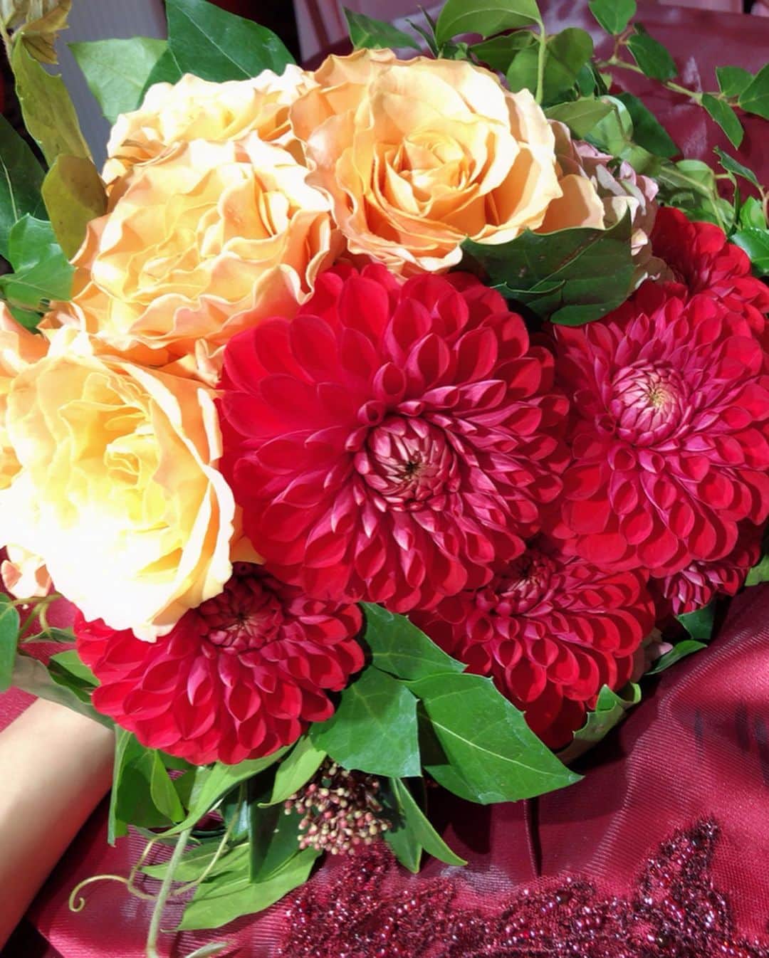 野木久美子さんのインスタグラム写真 - (野木久美子Instagram)「ダリアに惚れ惚れ💐 花弁一枚一枚が美しい☺️ ・ ・ ・ ・ #bridal #Dahlia #flower #led #bouquet #ダリア #花 #花束 #ブーケ #ブライダル #赤 #花弁 #好きな花」11月19日 10時45分 - nogikumigram