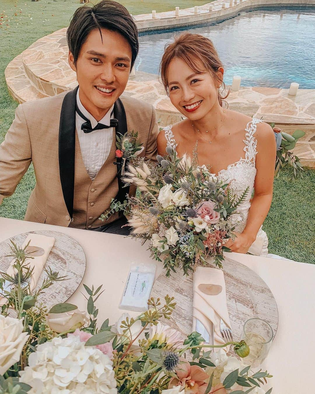 植野有砂さんのインスタグラム写真 - (植野有砂Instagram)「Happy wedding @techitechiaya & @hayato_terashima 🥺👰🏼🤵🏻❤️💒🌴🌺あや、はやと結婚おめでとう💕ずーっと楽しみにしていた2人の式！ドレスコードも白、水色、ピンクとあやのこだわりがたくさん詰まった2人らしいとっても素敵な式で、心があったまった💓☺️あやの花嫁姿本当に可愛くて、ドレスもあやらしくて、さすがピラティスインストラクター！身体も美しくて本当に本当に綺麗だった🥺✨式の準備お疲れ様！これから2人で石垣島での新しい生活、楽しんでね💕💕💕そしてみんなでハワイに来れて最高に幸せ🤤💕ありがとうあや😘」11月19日 10時47分 - alisaueno