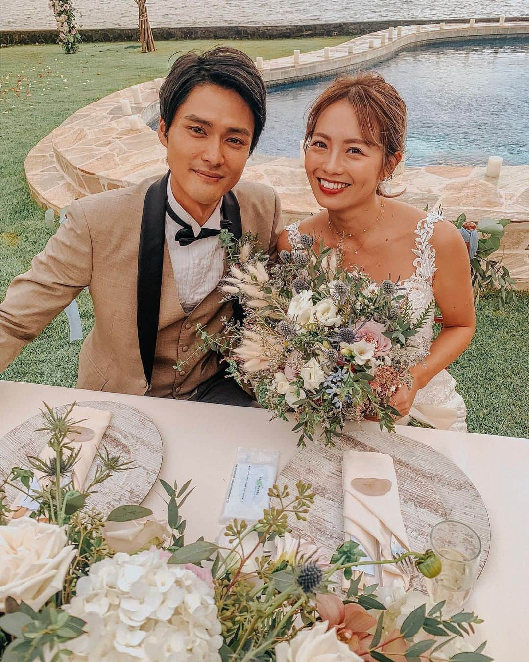 植野有砂さんのインスタグラム写真 - (植野有砂Instagram)「Happy wedding @techitechiaya & @hayato_terashima 🥺👰🏼🤵🏻❤️💒🌴🌺あや、はやと結婚おめでとう💕ずーっと楽しみにしていた2人の式！ドレスコードも白、水色、ピンクとあやのこだわりがたくさん詰まった2人らしいとっても素敵な式で、心があったまった💓☺️あやの花嫁姿本当に可愛くて、ドレスもあやらしくて、さすがピラティスインストラクター！身体も美しくて本当に本当に綺麗だった🥺✨式の準備お疲れ様！これから2人で石垣島での新しい生活、楽しんでね💕💕💕そしてみんなでハワイに来れて最高に幸せ🤤💕ありがとうあや😘」11月19日 10時47分 - alisaueno