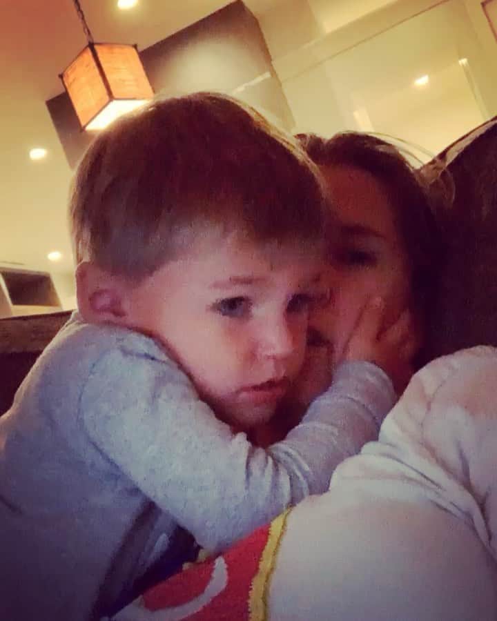 ビクトリア・アザレンカのインスタグラム：「Sweetest moments with 👑  Watching a “scary cartoon”  Me: I’m really scared  Leo: don’t be scared I’ll save you 😂 😂 😂 🥰」