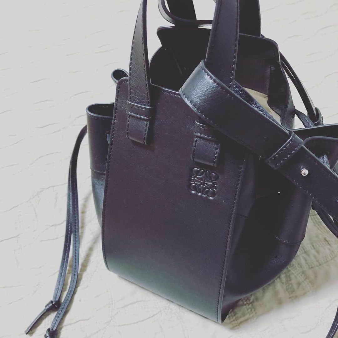 chikako0824のインスタグラム：「早めのクリスマスプレゼント♥️これからもたくさん働けと言われる。  #loewe  #ロエベ  #ハンモック」