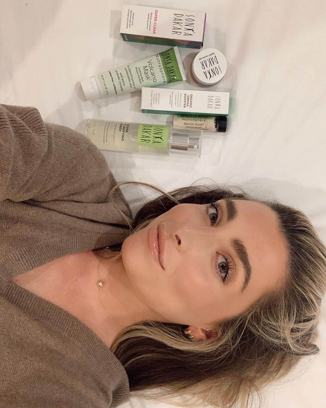 Lauren Elizabethさんのインスタグラム写真 - (Lauren ElizabethInstagram)「LISTEN UP! Disregard me posting another selfie because we have more important issues - I collaborated with my skin SAVIOR @sonyadakar on a limited edition holiday set for YOU! Yes, you! All of my DMs always say, okay but what product from Sonya do I NEED, and i thought why not give you all my favorites for less. These products are beyond incredible and have saved my skin. Get your gift set just in time for the cold & the holidays for $125 with almost a $300 value. Link in stories 🖤🙌🏻」11月19日 11時00分 - laurenelizabeth