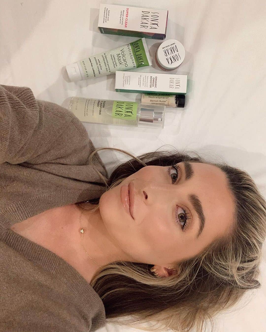 Lauren Elizabethのインスタグラム：「LISTEN UP! Disregard me posting another selfie because we have more important issues - I collaborated with my skin SAVIOR @sonyadakar on a limited edition holiday set for YOU! Yes, you! All of my DMs always say, okay but what product from Sonya do I NEED, and i thought why not give you all my favorites for less. These products are beyond incredible and have saved my skin. Get your gift set just in time for the cold & the holidays for $125 with almost a $300 value. Link in stories 🖤🙌🏻」
