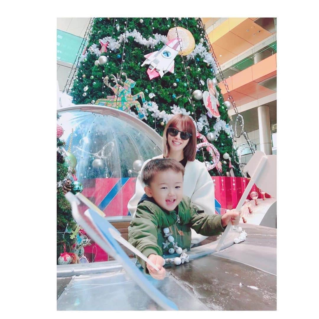 鈴木亜美さんのインスタグラム写真 - (鈴木亜美Instagram)「街へ出ればクリスマスイルミネーション🎄🎅 公園へ行けば紅葉🍁 前は夏が大好きで、秋冬の良さが身に染みなかったけど、少し厚着をして寒い〰なんて言いながらお出かけするのが好きになりました🐣子供がいると、それまでの世界観とまるで違う。 見えなかったことが見えてくる、人の優しさ冷たさ、環境の良し悪しもね。 まぁそれはいいとして…季節が変われば子供も成長してる、だから冬でも喜べるんだな⛄️ #2歳僕ちん #もうすぐ3歳 #もうすぐお兄ちゃん #マタニティライフ #ママスタグラム #アタと雪の女王にハマり中 #美人が好きみたい #映画もみる言ってる #22日から」11月19日 11時19分 - amiamisuzuki