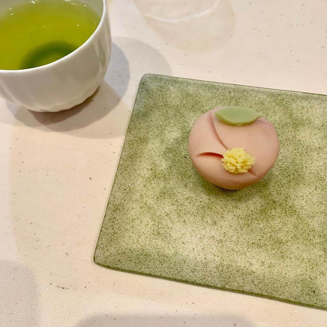 永瀬かおるさんのインスタグラム写真 - (永瀬かおるInstagram)「念願の…😭 和菓子教室に行ってきました☺️🍡 ❁ 和菓子が元々大好きでしたが、 茶道の教室で出してもらう練り切りの美しさに毎回うっとり🤤 ついに自分でやってみたくなっちゃいました🤣 . 初めてにしては形になったかな🌸 上達したいなぁ☺️ . #和菓子 #練り切り #練り切り教室 #和菓子大好き #お菓子作り #お菓子教室 #山茶花 #趣味」11月19日 11時19分 - nagase_kaoru