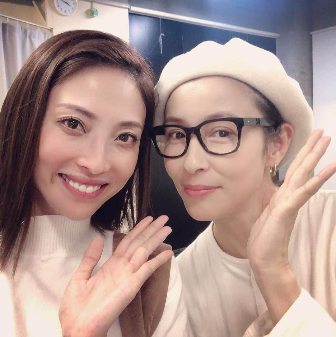 福田ゆみさんのインスタグラム写真 - (福田ゆみInstagram)「『とても親密な見知らぬ人』 可笑しくもあり、切なくもあり…そして茶目っ気たっぷりな登場人物たち。 水野美紀さんのワールドすっごく面白いです。 この世界観を味わいに来てください。 来週水曜日からですよ。 ◆作・演出 水野美紀  2019年11月27日(水)～12月4日(水) [タイムテーブル] * 11/27(水) 19:00 * 11/28(木) 19:00 * 11/29(金) 19:00 * 11/30(土) 13:00 / 18:00 * 12/01 (日) 12:00 / 17:00 * 12/02 (月) 19:00 * 12/03 (火) 14:00 / 19:00 * 12/04 (水) 16:00  劇場：シアターモリエール  劇場でお待ちしてます^_^ 　#水野美紀  #福澤重文  #宮下貴浩  #原田佳奈  #太田将熙  #佐藤日向  #福田ゆみ  #青木一馬  #オザワミツグ  #あいだあい  #安達健太郎  #本間剛  #シアターモリエール  #舞台　#福田ユミ」11月19日 11時20分 - yumifukuda0511