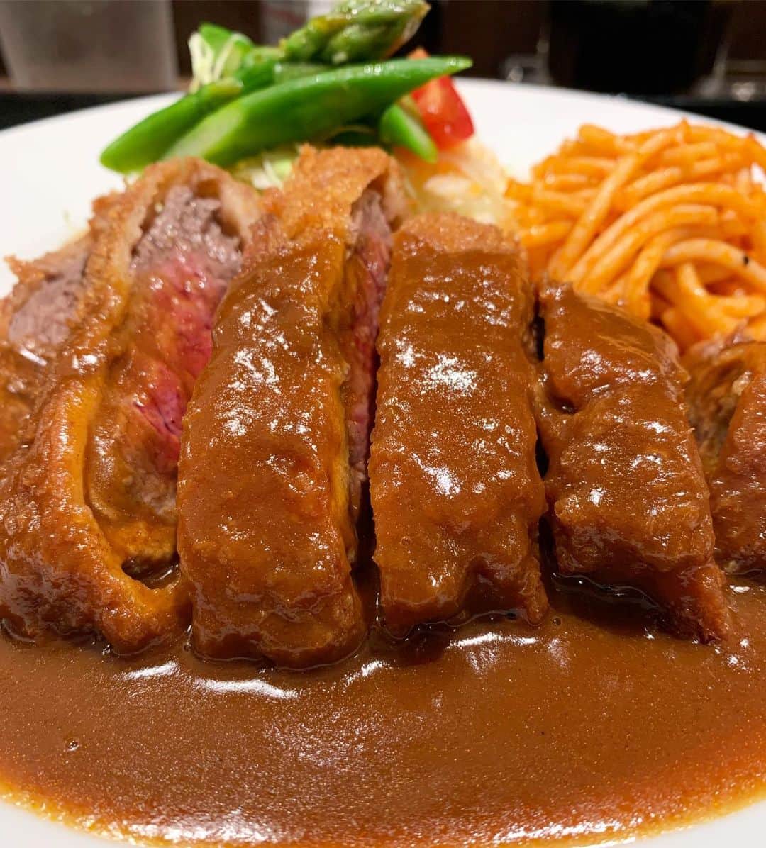 鑑田幸代のインスタグラム：「ビフカツ #はりじゅう  #お肉 #すき焼きじゃなくて」