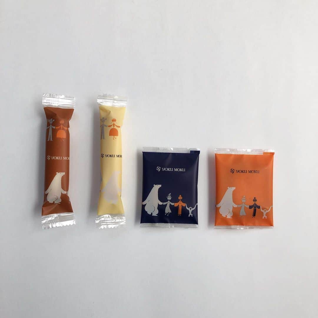 甲斐みのりさんのインスタグラム写真 - (甲斐みのりInstagram)「朝おやつ。 宮崎県延岡市出身（甲斐家と同じ）のイラストレーター・上杉忠弘さんが手がけた、ヨックモックのお菓子缶。 プティシガール、プティシガールオゥショコラ、ドゥーブルショコラオレ、3種類のクッキーが詰まっていて、手がとまりません。 ピンク缶の他にもサイズ違いで、緑、青、黄、茶などのパッケージがあり、中の菓子袋にも上杉さんの絵が。 売り上げの一部はユネスコ平和芸術活動に貢献するそう。 ヨックモック青山本店、羽田空港内ヨックモック店舗3店(羽田空港特選洋菓子店、羽田空港特選洋菓子店、羽田空港国際ターミナル江戸食賓館)で販売しています。  #菓子菓子菓子 #お菓子の包み紙いろいろ　 #朝おやつ朝おやつ」11月19日 11時24分 - minori_loule