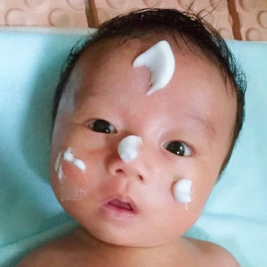 Fam's Baby ファムズベビーさんのインスタグラム写真 - (Fam's Baby ファムズベビーInstagram)「ツルツルお肌復活して良かったです😊✨ あわあわと一緒にタッチングする事により、べびさんは安心感に繋がり愛着関係が深まります😌💕 ・ ・ #famsbaby#ベビースキンケア#乳児湿疹対策#乳児湿疹#乳児アトピー#アトピーっ子#カサカサ肌#よだれかぶれ#よだれかぶれに悩み中#食べこぼしかぶれ#超敏感肌#おむつかぶれ#おむつかぶれ対策#オムツかぶれ#あせも#あせも対策#あせもできた#ハウスダストアレルギー#ハウスダスト#ママスタグラム#ままどおる#令和ベビー👶 ・ ・ #Repost @ar0606yu ・・・ お風呂上がり♨️♨️ お風呂があんまり好きじゃ ないのか毎回ギャン泣き😭 赤ちゃんのお風呂って体力 かなり消耗する。。 髪の毛多くて乾かすのも大変💨  最近乳児湿疹がひどくて 悩んでたけど保湿剤変えたら 綺麗に治ってツルツルに戻った✨  #生後1ヶ月 #お風呂 #ファムズベビー」11月19日 11時36分 - famsbaby