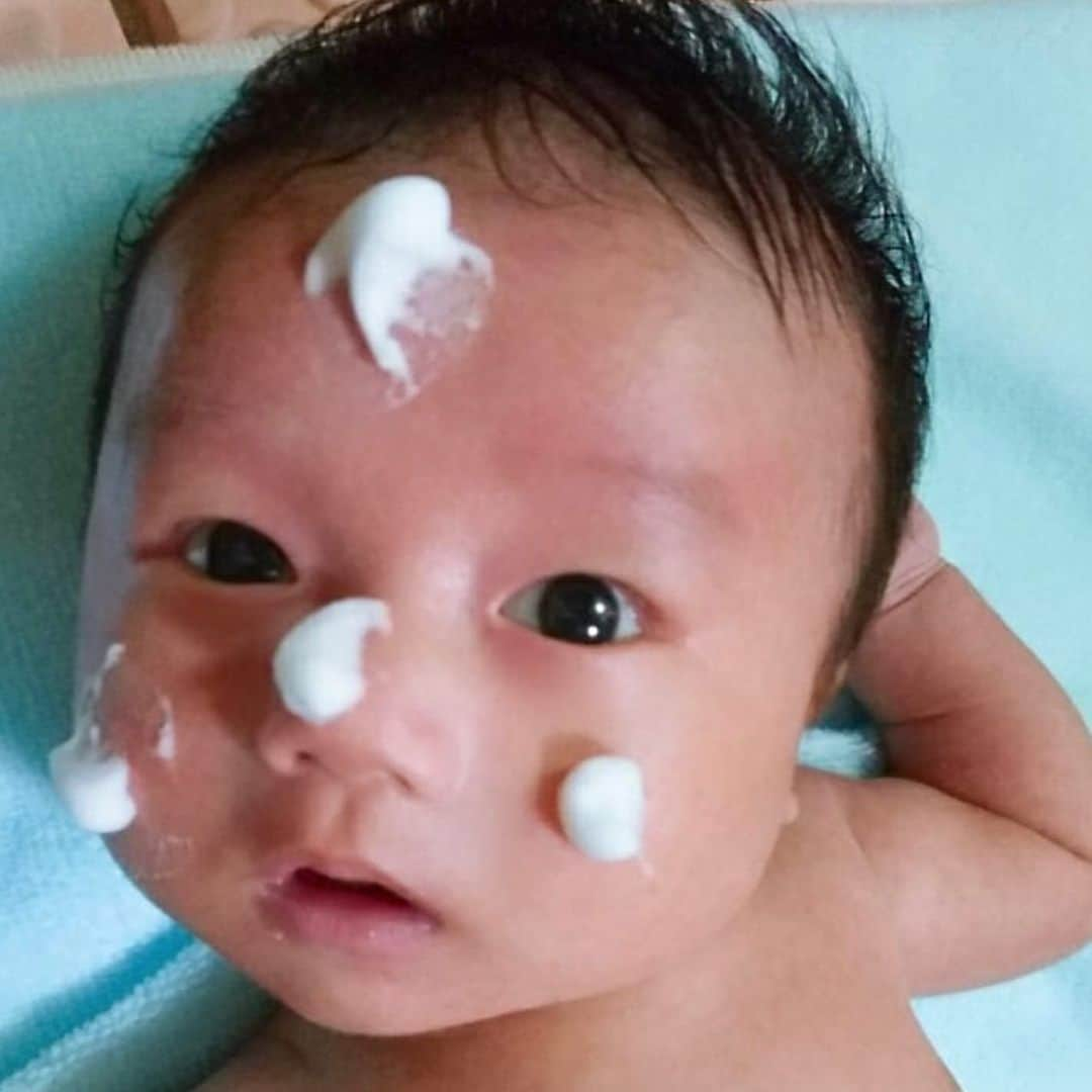 Fam's Baby ファムズベビーさんのインスタグラム写真 - (Fam's Baby ファムズベビーInstagram)「ツルツルお肌復活して良かったです😊✨ あわあわと一緒にタッチングする事により、べびさんは安心感に繋がり愛着関係が深まります😌💕 ・ ・ #famsbaby#ベビースキンケア#乳児湿疹対策#乳児湿疹#乳児アトピー#アトピーっ子#カサカサ肌#よだれかぶれ#よだれかぶれに悩み中#食べこぼしかぶれ#超敏感肌#おむつかぶれ#おむつかぶれ対策#オムツかぶれ#あせも#あせも対策#あせもできた#ハウスダストアレルギー#ハウスダスト#ママスタグラム#ままどおる#令和ベビー👶 ・ ・ #Repost @ar0606yu ・・・ お風呂上がり♨️♨️ お風呂があんまり好きじゃ ないのか毎回ギャン泣き😭 赤ちゃんのお風呂って体力 かなり消耗する。。 髪の毛多くて乾かすのも大変💨  最近乳児湿疹がひどくて 悩んでたけど保湿剤変えたら 綺麗に治ってツルツルに戻った✨  #生後1ヶ月 #お風呂 #ファムズベビー」11月19日 11時36分 - famsbaby