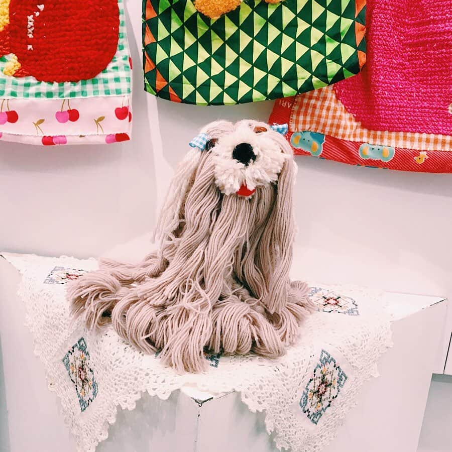板橋よしえさんのインスタグラム写真 - (板橋よしえInstagram)「このあいだ @submiddle さんの"yarn yarn"展を観にOMOTESANDO ROCKETへ。 かっわいかったー🐶🐻🌼🍎🍈🐩」11月19日 11時43分 - candy_yoshie