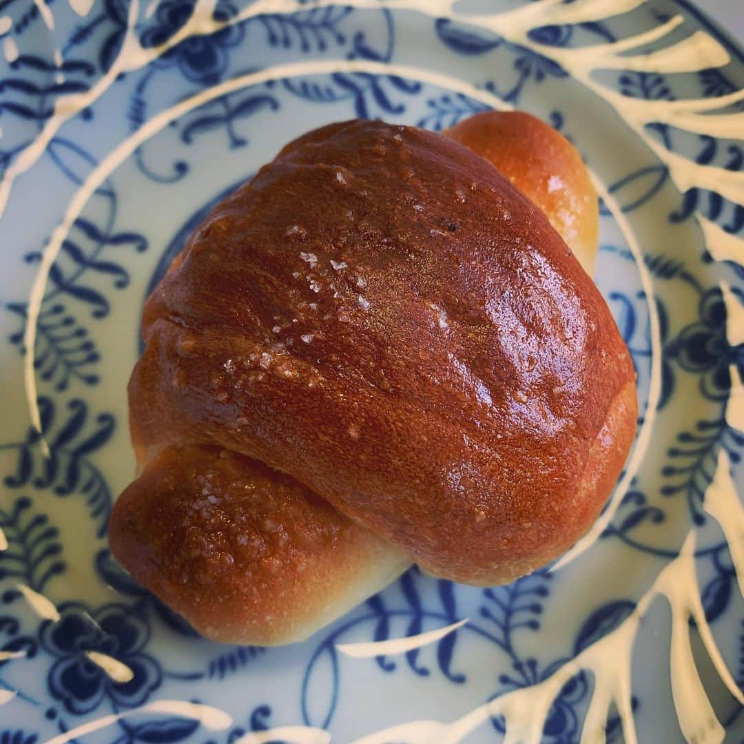 真樹麗子さんのインスタグラム写真 - (真樹麗子Instagram)「@precious.jp の撮影で頂いた　@trufflebakery のパン🥐が美味すぎて、、😊💕 ゆきえさん、ありがとうございます💕  #白トリュフの塩パン #trufflebakery #トリュフの香りが広がる #美味しいパンが好き」11月19日 11時44分 - makiofficial_0718