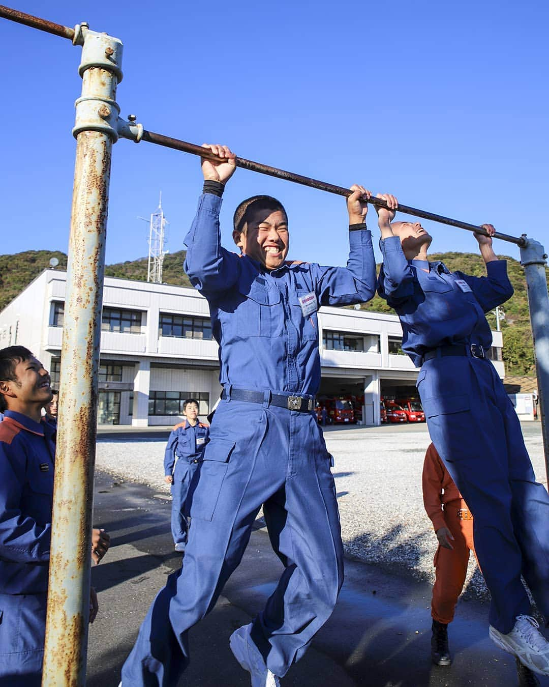 愛知県田原市さんのインスタグラム写真 - (愛知県田原市Instagram)「To future firefighters. 田原市の平和は俺たちが守る!!（予定） * * #中学生 #職場体験 #一生懸命 #懸垂 #がんばれ #一緒に働ける日を #楽しみにしてるよ #消防署 #消防士 * * #たはら暮らし * #渥美半島#田原市#田原#伊良湖#赤羽根 #tahara#irago#akabane #サーフィン#surfing#田舎暮らし#日々の暮らし#菜の花浪漫街道#休日の過ごし方#スローライフ#instagramjaran#igersjp」11月19日 11時44分 - tahara_kurashi