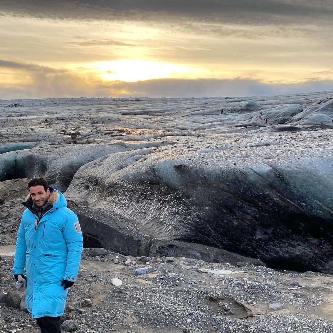 コリン・ドネルのインスタグラム：「The start of sunset over the glacier...2:30pm #Iceland #LoveOnIceland #Hallmark @hallmarkchannel」