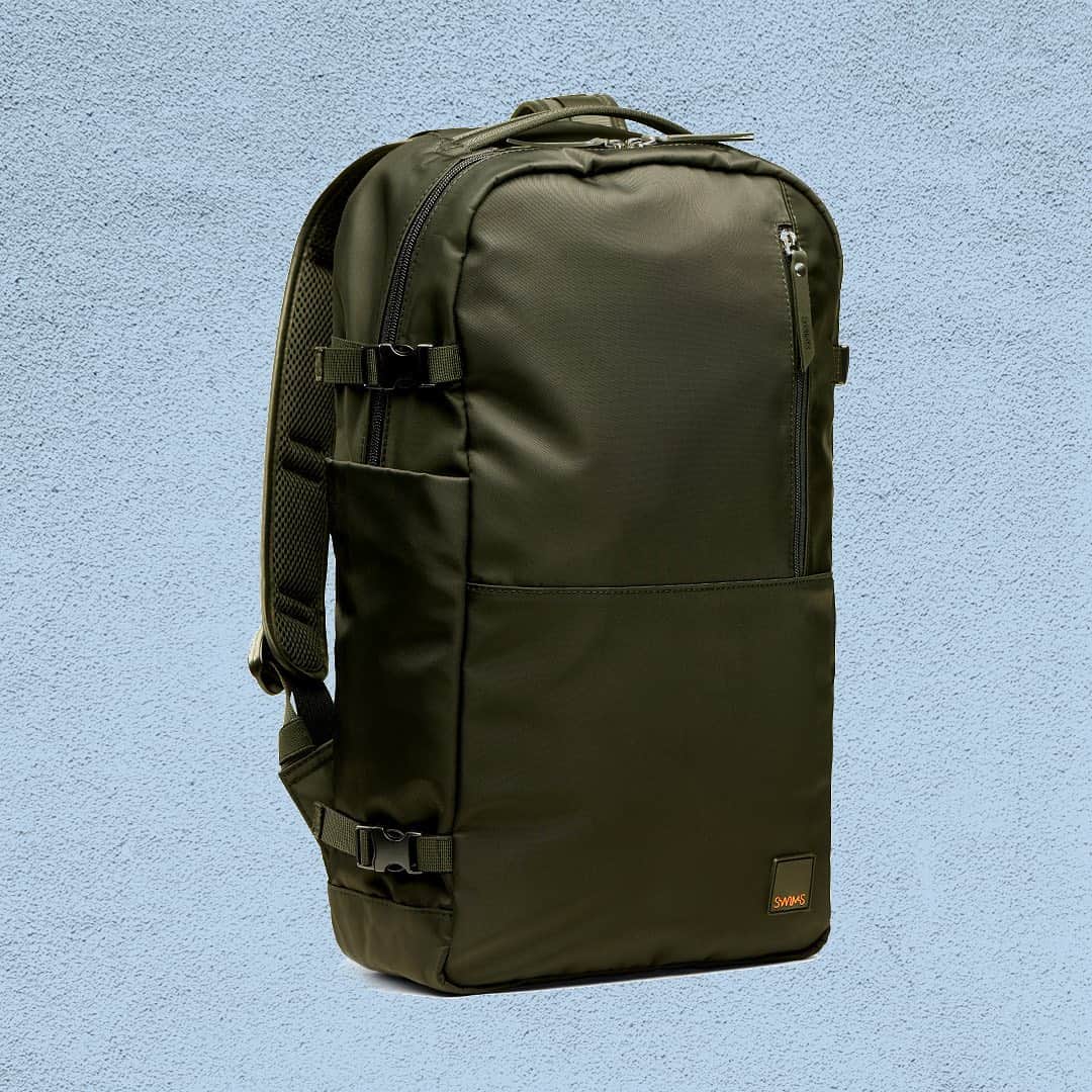 スイムズのインスタグラム：「Whether you're heading home for the holidays or toward a beach escape, our Hybrid Bag is your travel must-have. #fall2019 #menswear #mensaccessories #backpack #travelbag」