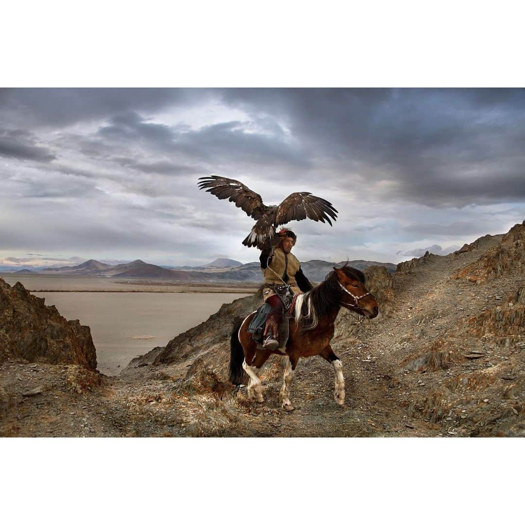 スティーブ・マカリーさんのインスタグラム写真 - (スティーブ・マカリーInstagram)「Eagle hunter, Ulgii, Altai Region, #Mongolia, 2018.  This image is featured in my new book, "Animals." Link in my bio to purchase.」11月19日 3時00分 - stevemccurryofficial