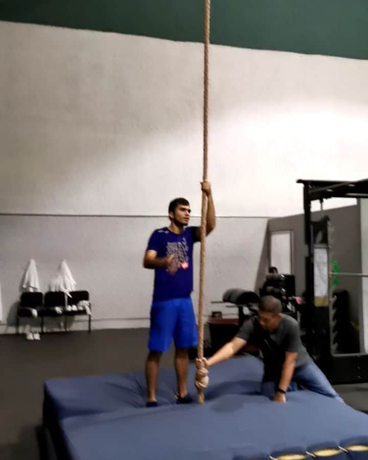 イヴァン・ガルシアのインスタグラム：「Iniciando la semana con la mejor actitud... Sin descanso y siempre soñando en alto... @nike @dexfit.mx @cryo_b @fitforyoumx #JustDoIt #vamooqvamoo 💪🏻💥」
