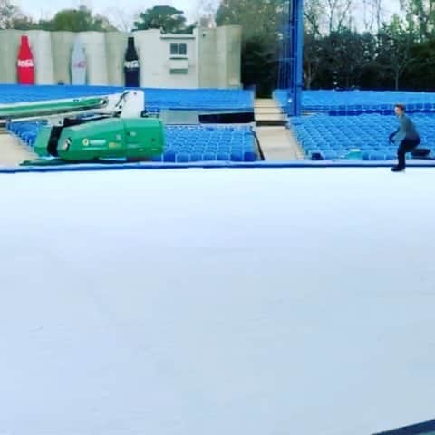 ヴォーン・チピアーのインスタグラム：「Casual 3T on some tiny ice!  Getting ready for a weekend of shows in Virginia! #auraskates #stepsteel #figureskating #buschgardenswilliamsburg #isfentertainment」