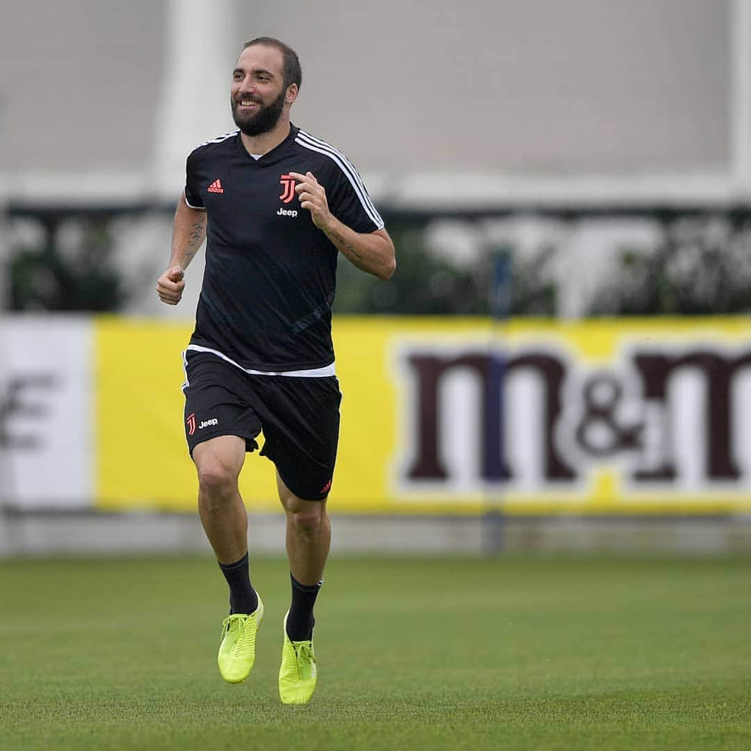 ユヴェントスFCさんのインスタグラム写真 - (ユヴェントスFCInstagram)「That feeling when you run into the week that Juve is playing in 😁⚪⚫」11月19日 3時33分 - juventus