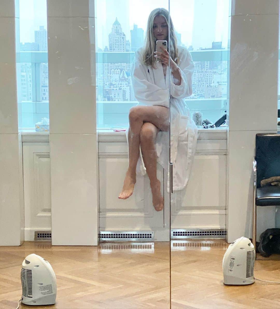 ヴラダ・ロスリャコヴァのインスタグラム：「Heaters mood.」