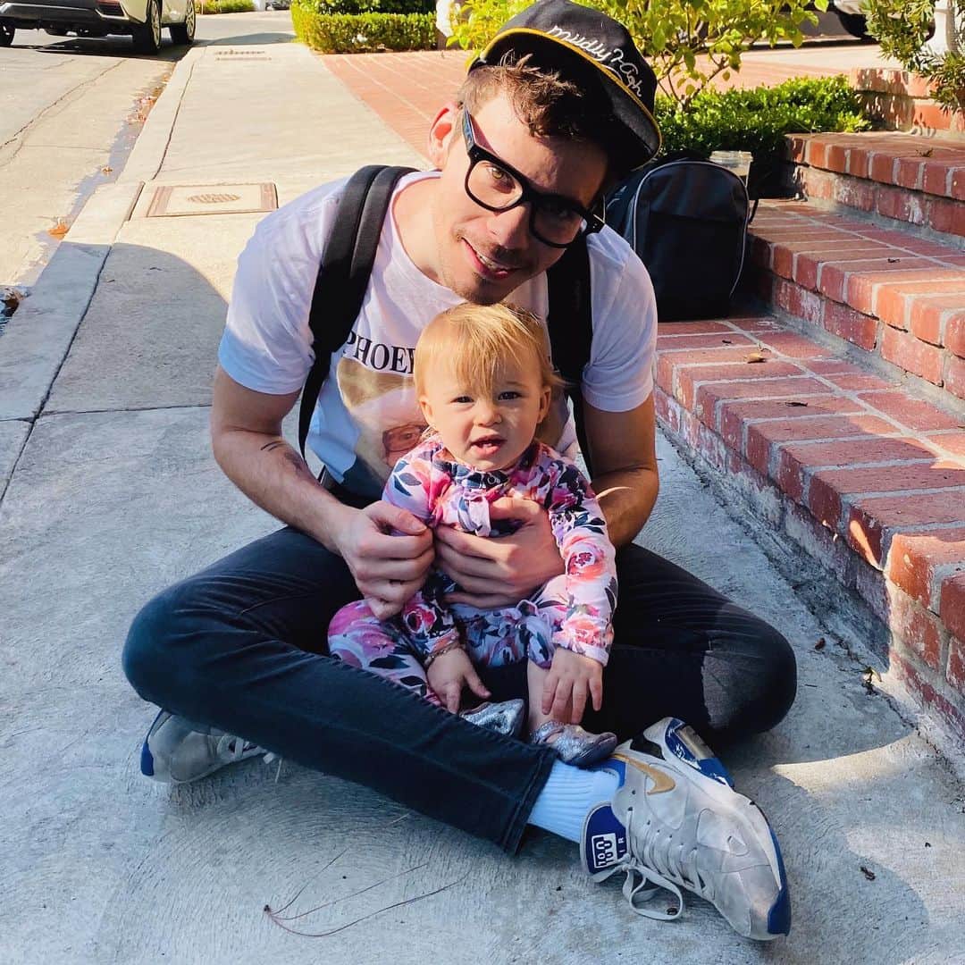 マシュー・カマのインスタグラム：「24 hours home with this nugget, her bruvah and mommy ❤️」