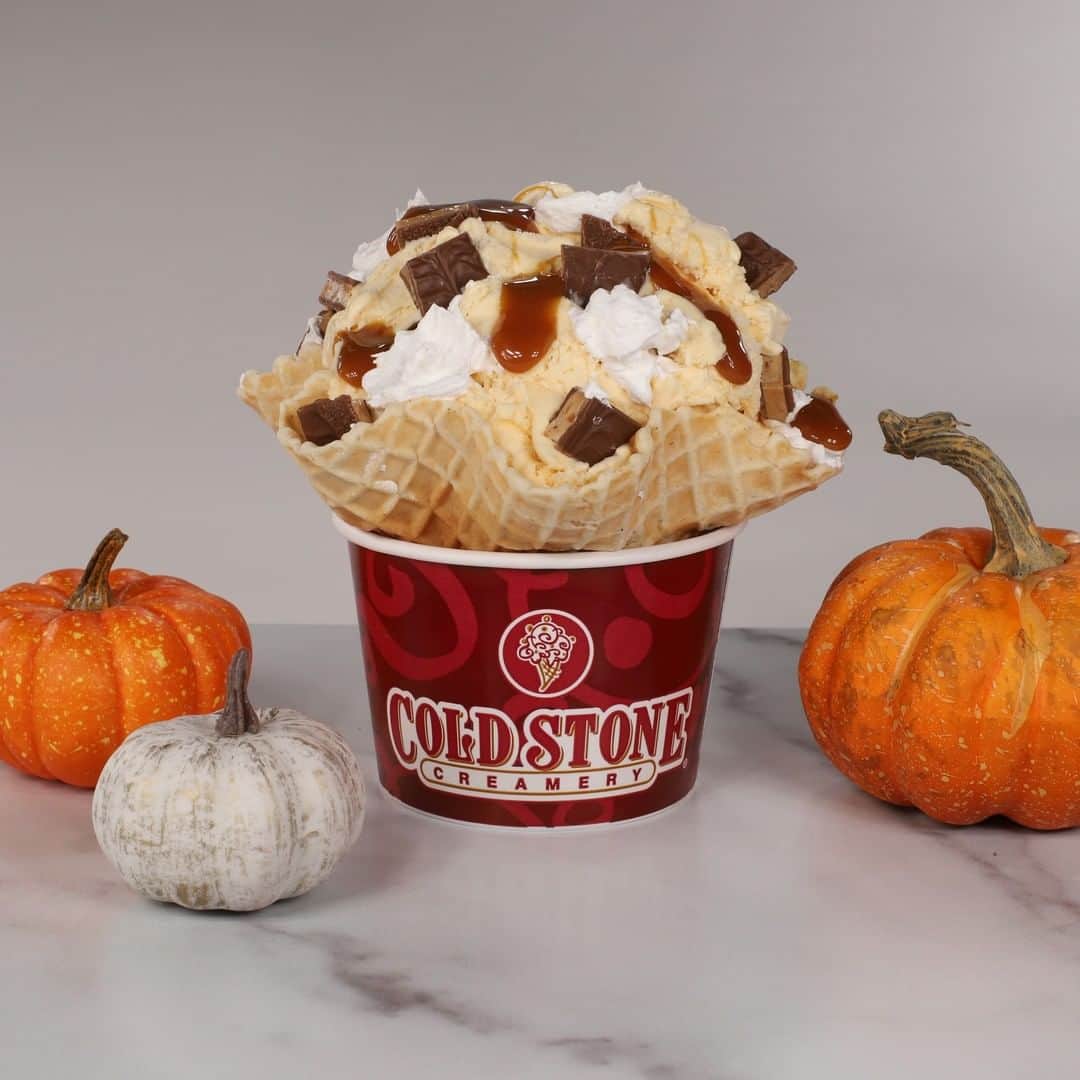 コールド・ストーン・クリーマリーのインスタグラム：「Sweater weather is here and you’re going to want to cozy up to this delicious fall Creation™ made with Pumpkin Cheesecake Ice Cream, HEATH® Bar, Caramel and Whipped Topping 😋」
