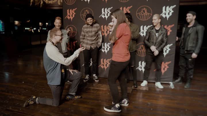ニック・マーティンのインスタグラム：「Meet & Greet is always a highlight of my day. This tour has had some unforgettable moments, including a proposal that we had no clue about! Thank you for sharing your stories, your artwork, your tattoos.. and just having us be a part of your lives. Tickets & VIP are available now for all upcoming shows on our site. The link is in my Instagram Social Media Biography. Love you, guys. // 📹: @elliemitchellphotography #sleepingwithsirens #sws #howitfeelstobelost」