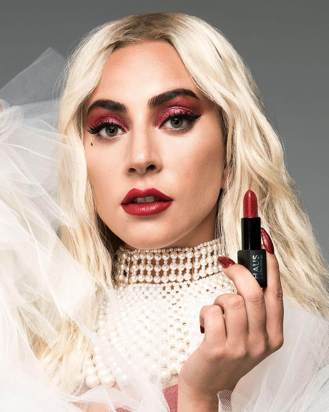 レディー・ガガさんのインスタグラム写真 - (レディー・ガガInstagram)「Sparkle Lipstick in Burlesque ✨ get it now on Instagram (tap the photo!), hauslabs.com & amazon.com/hauslabs」11月19日 4時15分 - ladygaga