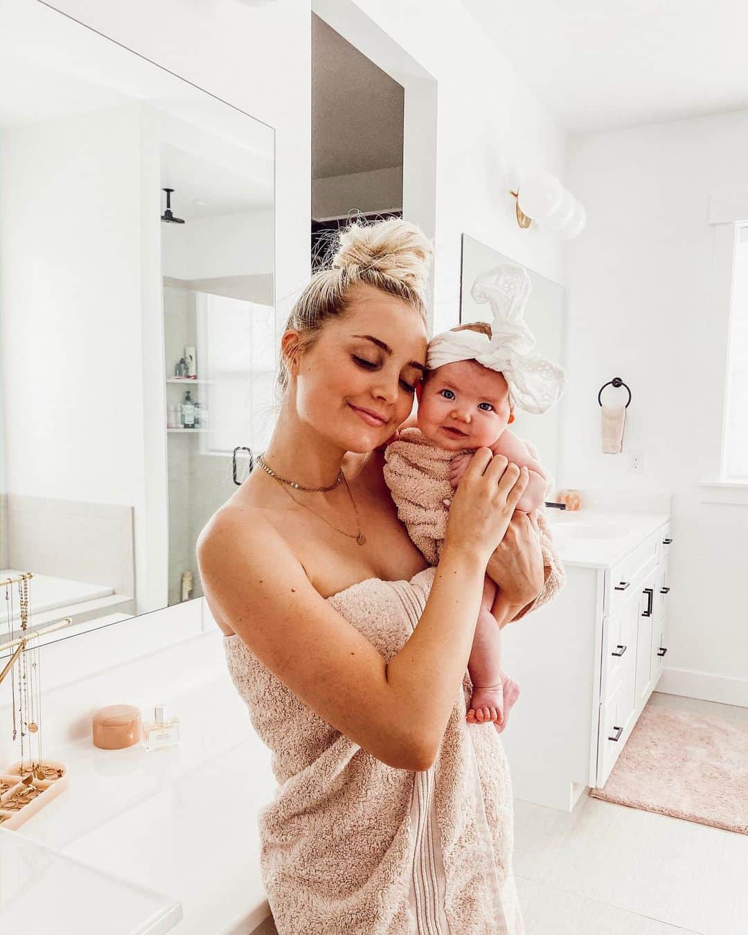 Aspyn Ovard Ferrisさんのインスタグラム写真 - (Aspyn Ovard FerrisInstagram)「Cozy with my baby doll in our @fieldcresthome towels! We have had these + their super soft rugs in our home for over a year and are so happy to be partnering with them!! Shop their line at @target 💕 #ad」11月19日 4時26分 - aspynovard