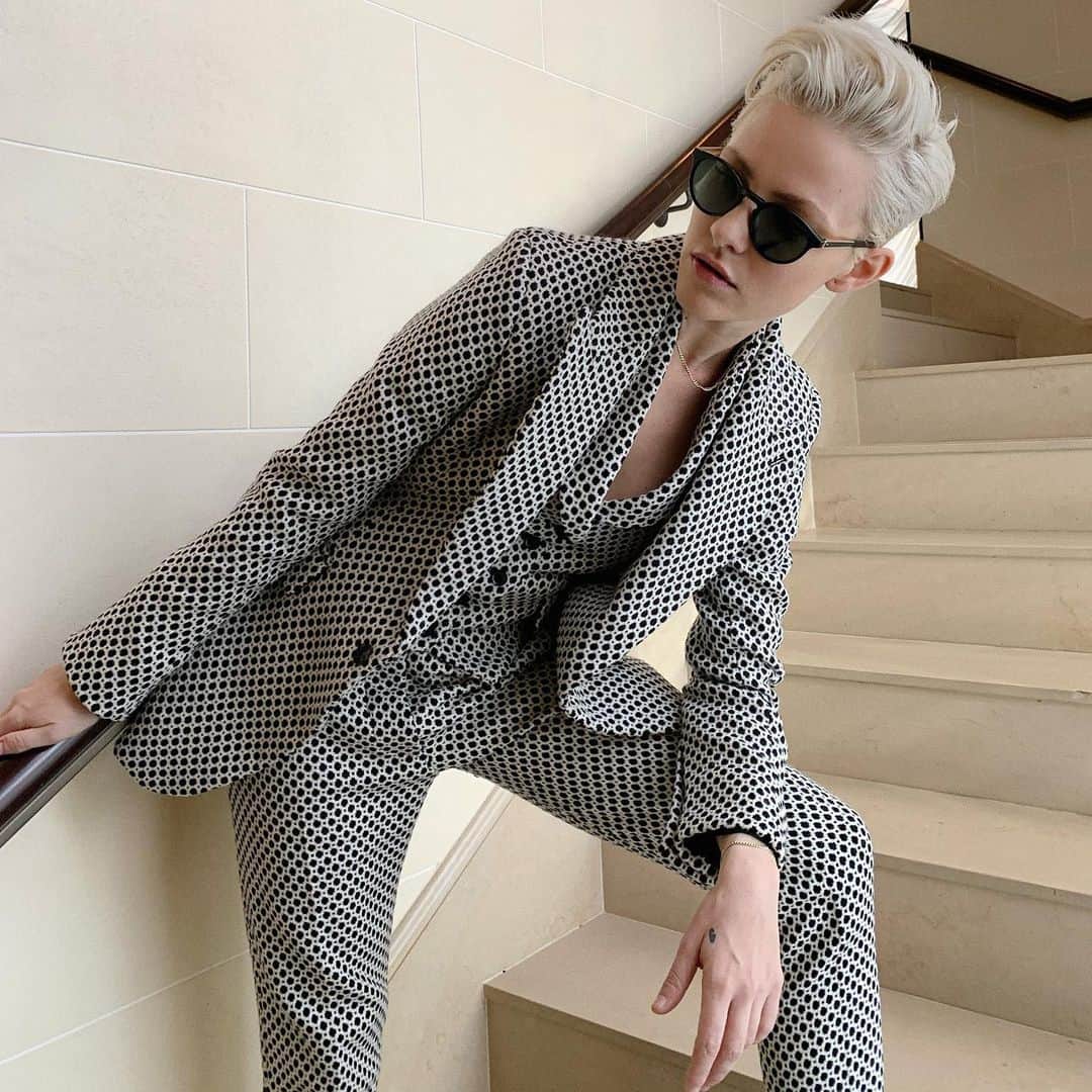 Brittenelle Fredericksさんのインスタグラム写真 - (Brittenelle FredericksInstagram)「me with stairs: a short story 📷 @missssayy」11月19日 4時27分 - brittenelle