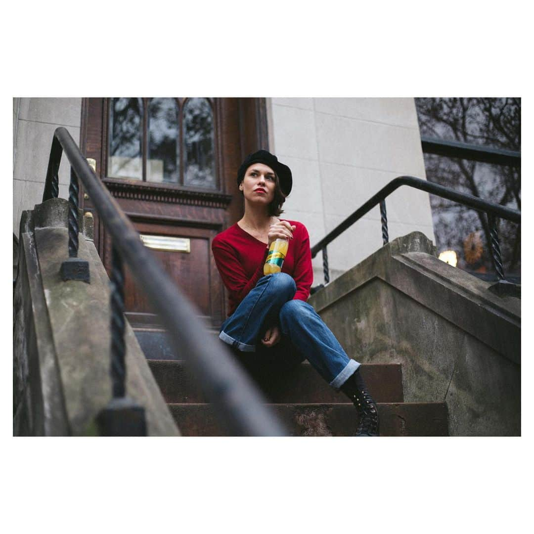 アナ・ウラルさんのインスタグラム写真 - (アナ・ウラルInstagram)「P’tite Française on a Brooklyn stoop. #Schweppes #combinațiineașteptate #ad」11月19日 4時30分 - anaularu