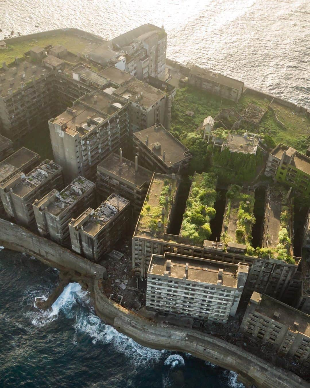 Abandoned Placesさんのインスタグラム写真 - (Abandoned PlacesInstagram)「The abandoned Hashima Island in Japan. Photography by @espinas3」11月19日 4時32分 - itsabandoned