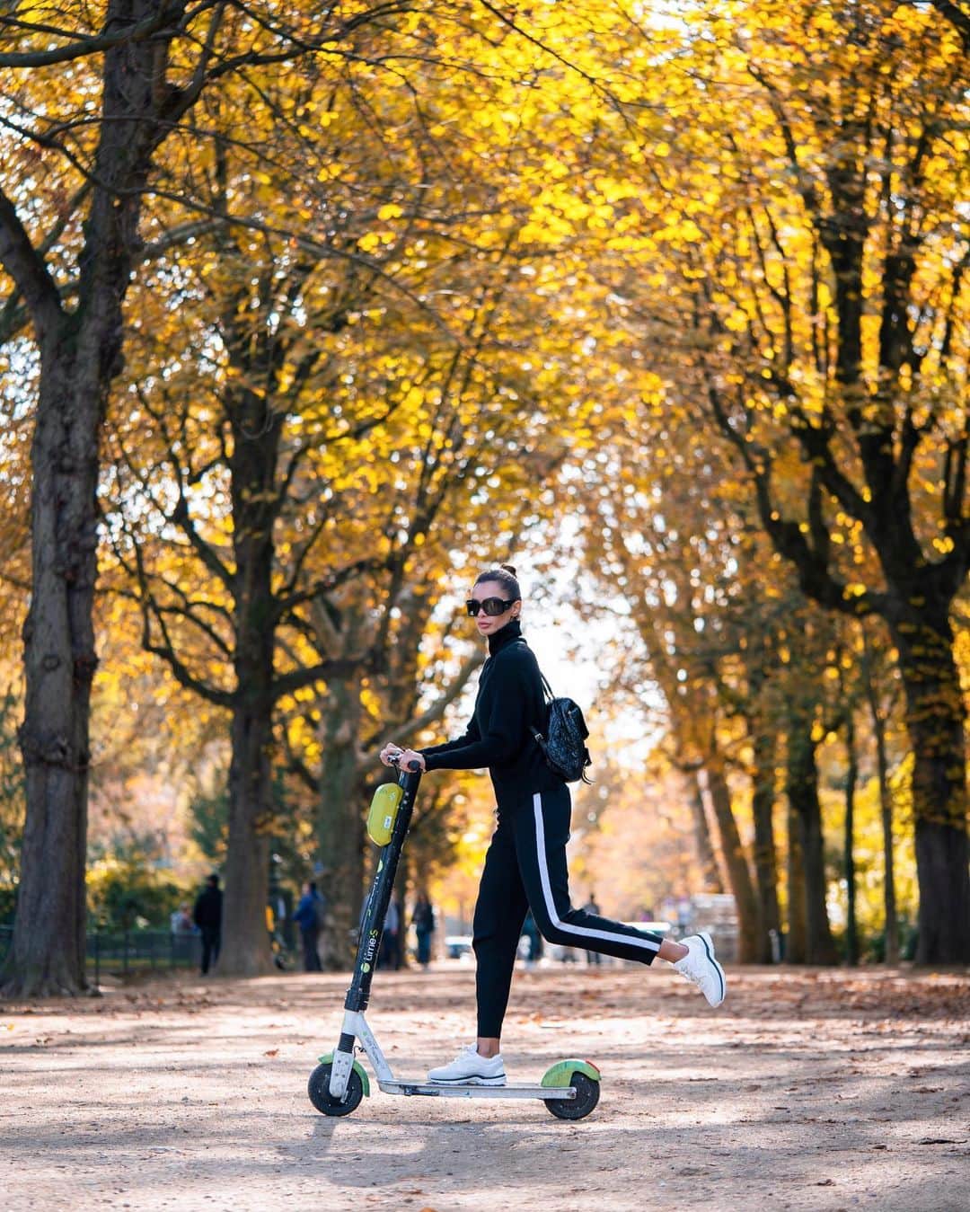 ジョアナ・サンスさんのインスタグラム写真 - (ジョアナ・サンスInstagram)「Me encanta moverme por las ciudades andando, en patinete, bicicleta... Me encanta conocer sin prisas, sin tráfico, sin estrés...👣 #paris #modellife」11月19日 4時44分 - joanasanz