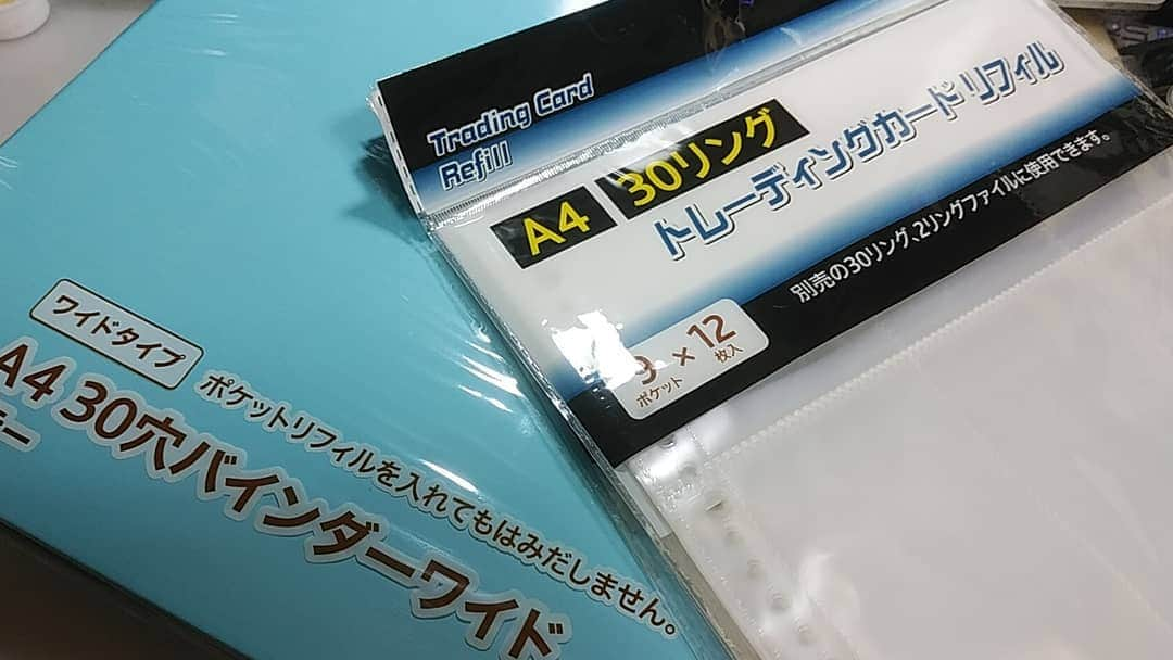 若狭たけしさんのインスタグラム写真 - (若狭たけしInstagram)「前にも投稿したガンダムのカード、何か収納法を考えようと思い百均のセリアでバインダーとトレーディングカード用のリフィルを買ってきた。約500枚を1枚1枚ポケットに入れていくのは面倒な作業だったけど、入れてしまえば美しく楽しい。子供の頃も思ったけど、アニメ本編の絵が大半だけどたまに（メーカーによってかな？）エアブラシで描いたようなグラデーション塗装で情景的な絵があったり、あとツノが黄色いガンダムはニセモノだと思っていた。 バインダーの表紙はせっかくだからV作戦マニュアル風にしてみました。　#ガンダム #機動戦士ガンダム #カード #メンコ #パッチ #山勝 #アマダ #駄菓子屋」11月19日 4時55分 - takeshi_wakasa