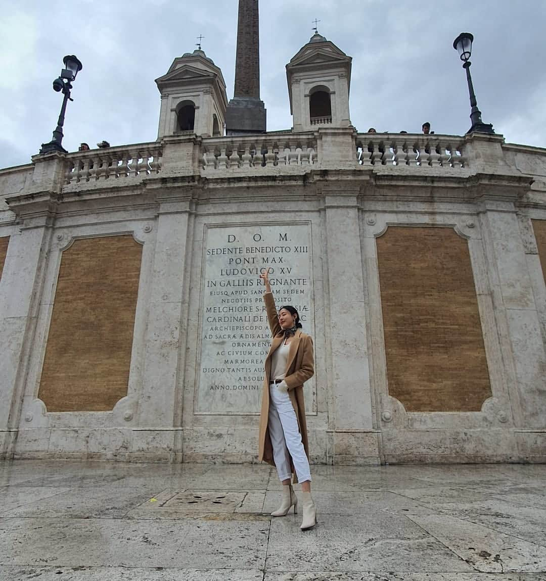 イ・ダヒさんのインスタグラム写真 - (イ・ダヒInstagram)「한국은 새벽이겠구나 잘자 귀요이들🙋‍♀️ #italy #italy🇮🇹 #rome #스페인계단」11月19日 5時13分 - dahee0315